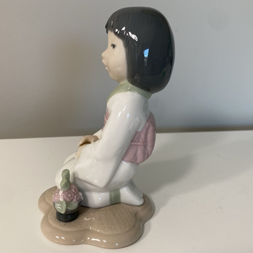 FLASH SALE! Golden Memories (Lladro) figurine. Oriental  girl kneeling. Handmade - Picture 5 of 6